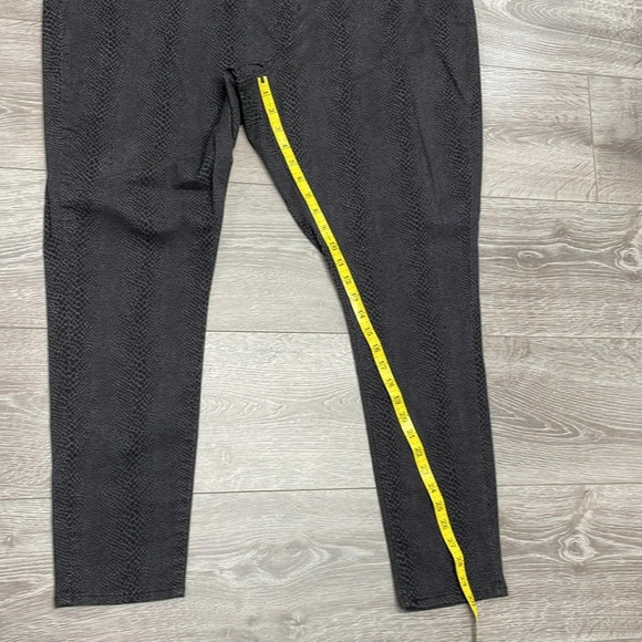 NWOT Levi’s Pull On Leggings Black Gray Repty Snake Print 22 - Picture 10 of 16